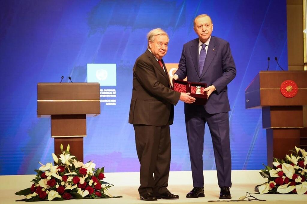 Генеральный секретарь ООН Антониу Гутерриш принимает Международную премию мира имени Ататюрка из рук президента Турции. 